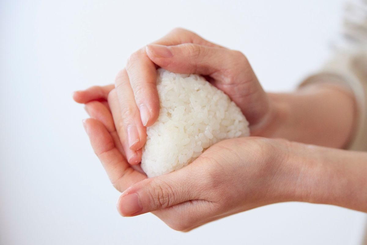 おにぎり握る手